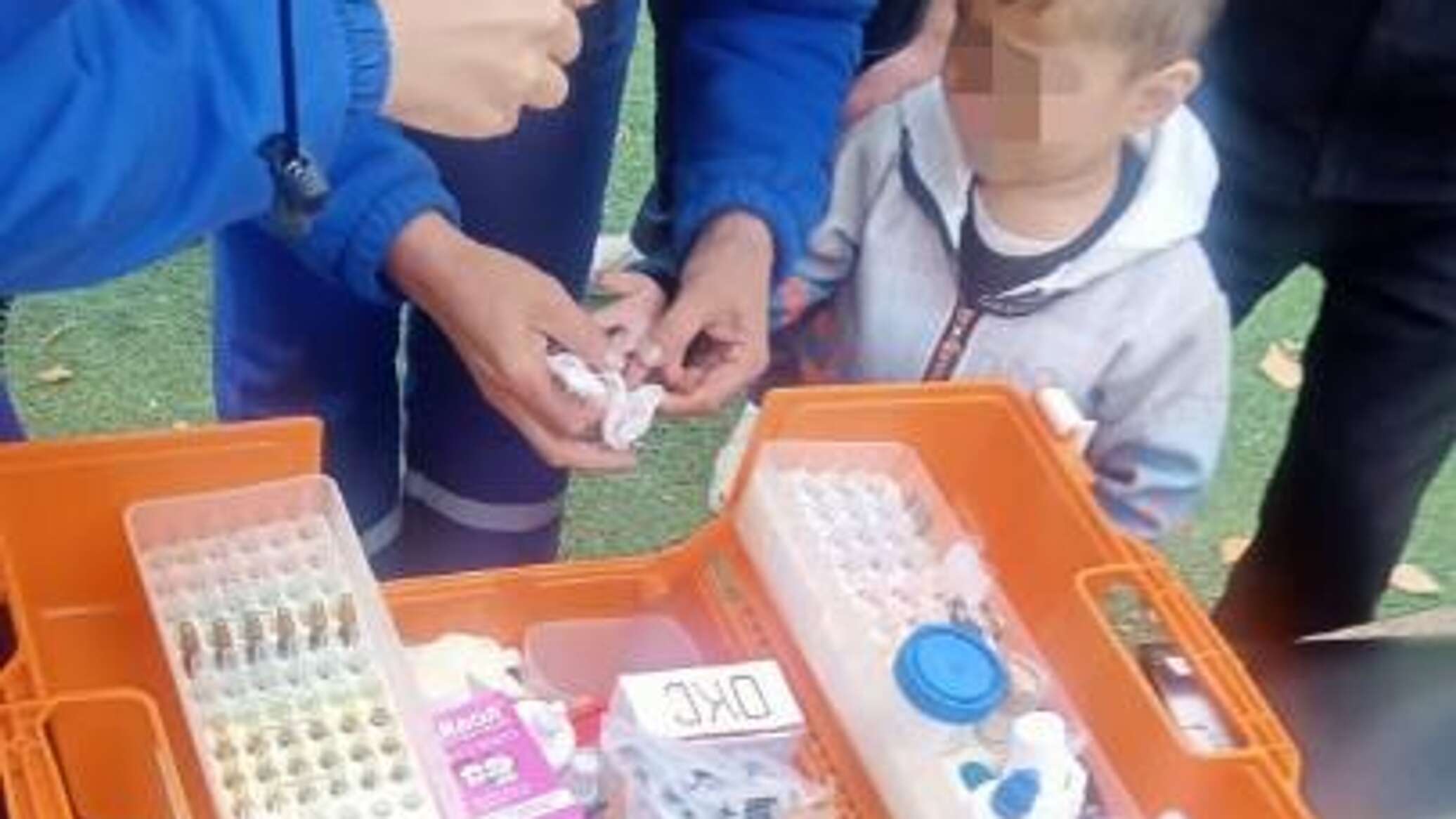 На детской площадке палец ребенка зажало в карусели в ВКО
