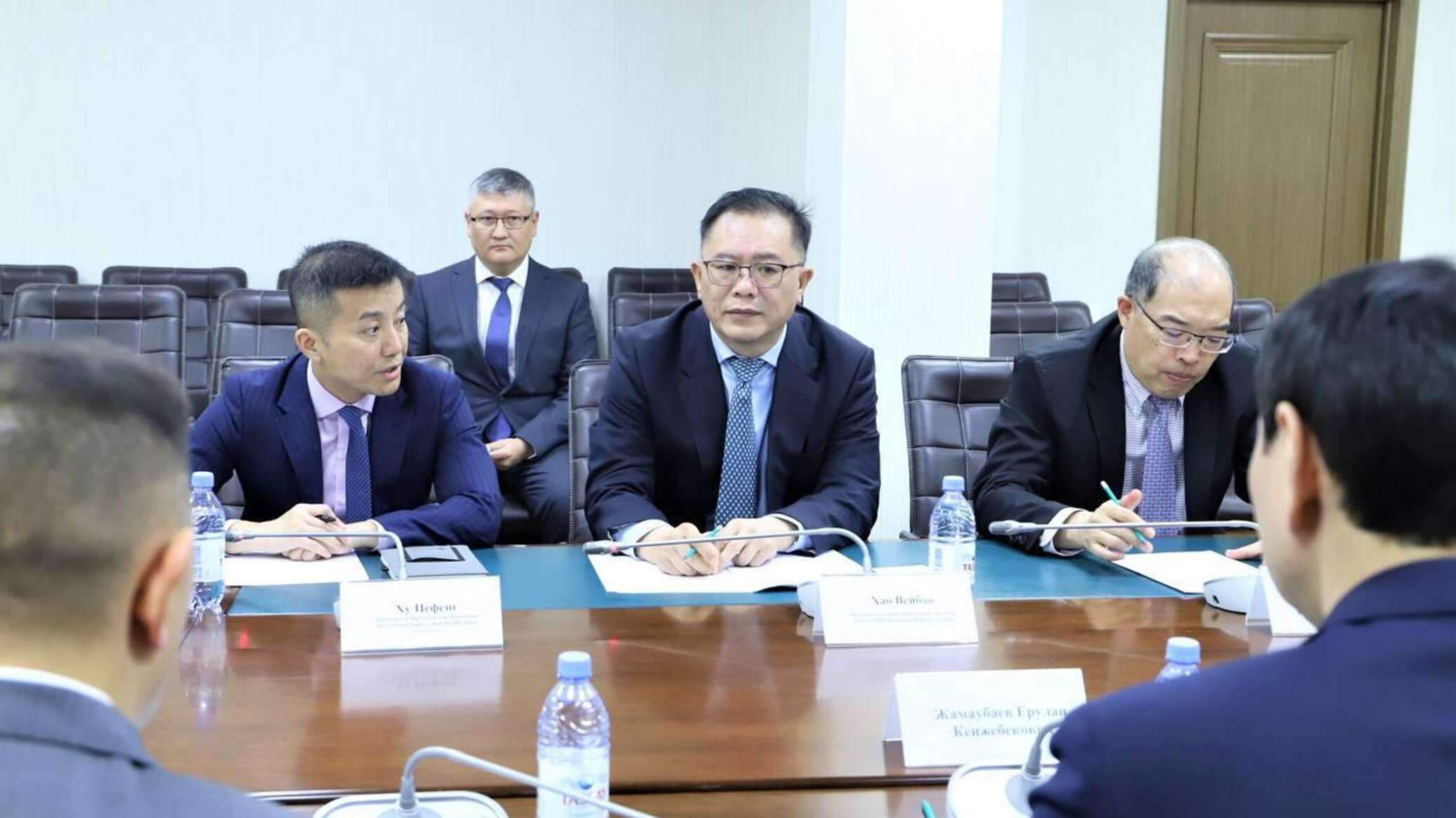 Расширять инвестиции: глава Минфина Казахстана встретился с делегацией китайской CITIC