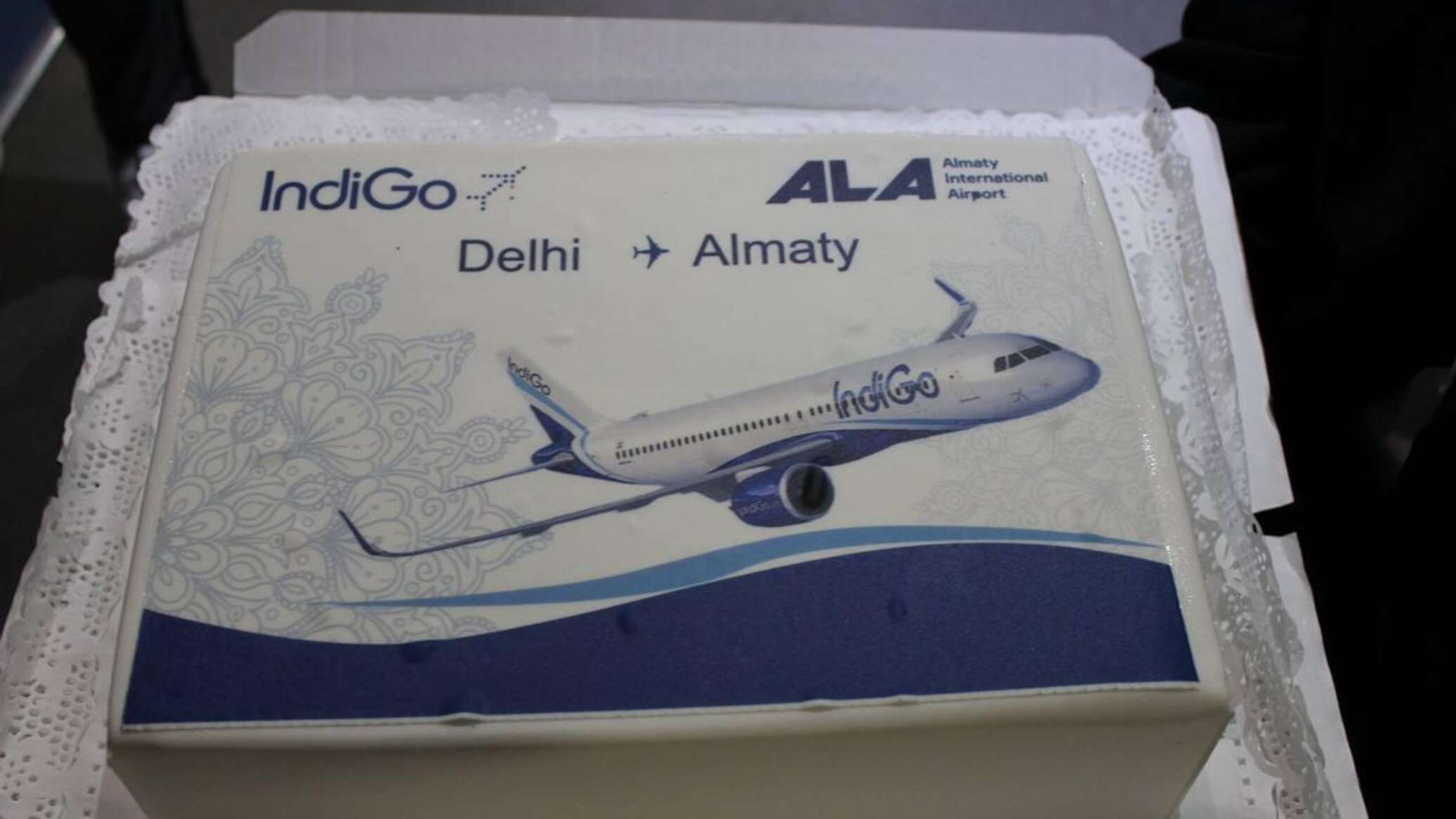 Первый рейс из Дели в Алматы компании IndiGo встретили тортиком и водяной аркой 