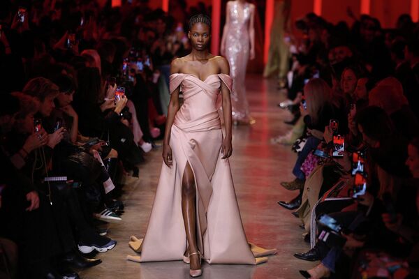 Рюши, перья, прозрачные платья: в моду возвращается женственность? Свежие фото из Парижа