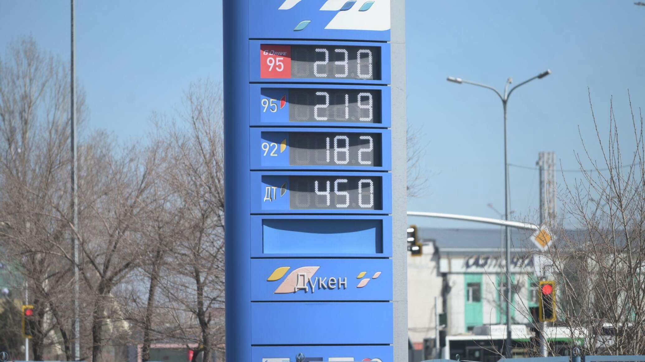 Казахстан планирует почти утроить закупки бензина у России 