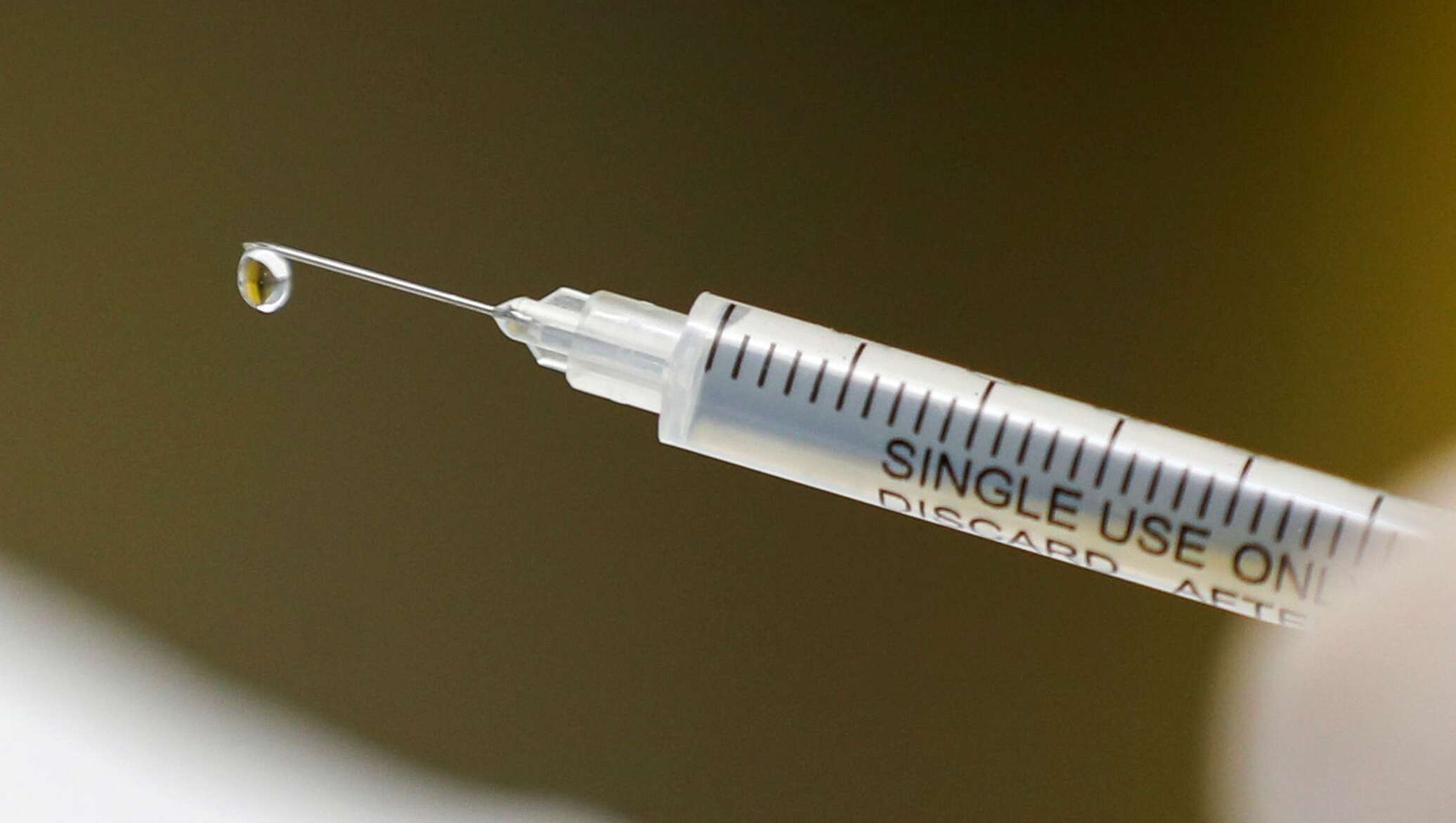 COVID-ке қарсы вакцина: аллергиясы бар адамдар нені білу керек – дәрігермен сұхбат
